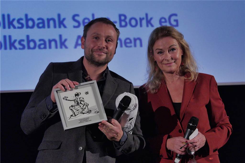 Dr. Anke Höwing überreichte den Preis des Ehrenrats an Schauspieler Max Riemelt.