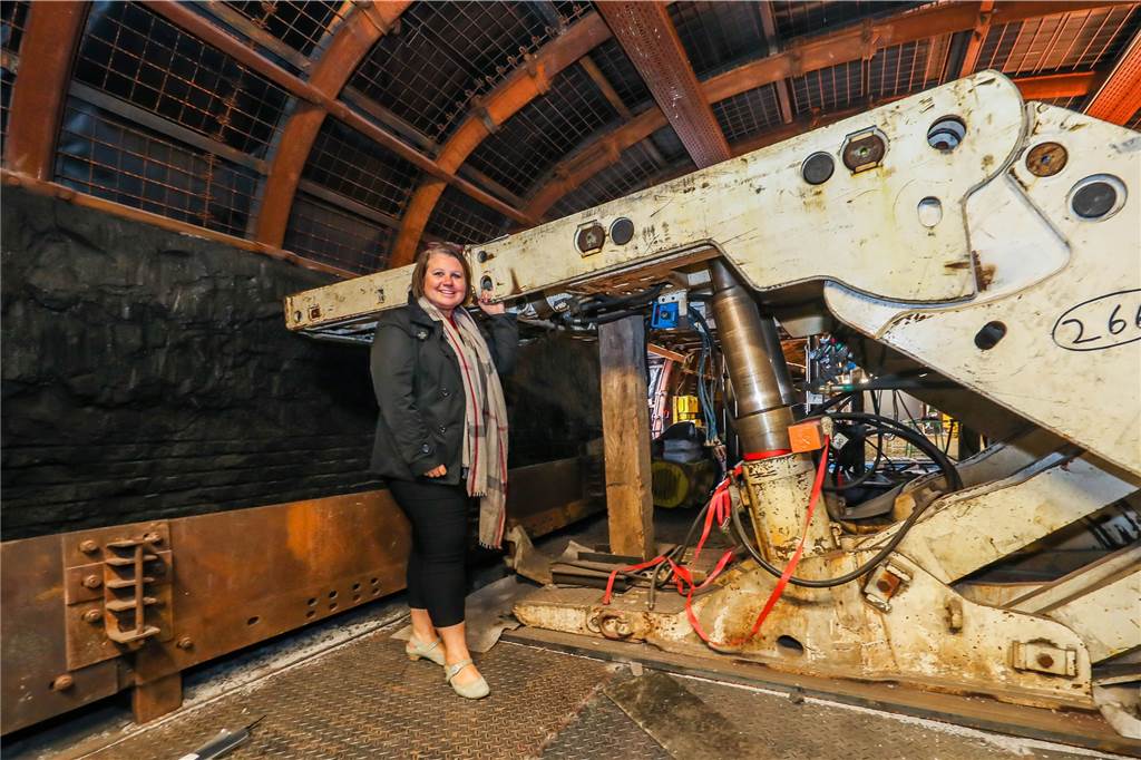„Unter Tage“ in Dortmund: Auf Zeche Zollern gibt’s bald ein Lehrbergwerk Dr. Anne Kugler-Mühlhofer präsentiert ein Ausbauschild.