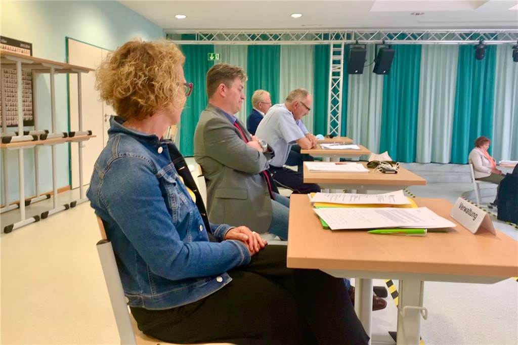 Sperrung von Fußwegen als letzte Konsequenz gegen kriminelle Jugendliche? Dr. Annette Frenzke-Kulbach, Cornelius Boensmann (beide Jugendamt) und Wachleiter Uwe Lichtenfeld (v.l.) in der Sitzung der Bezirksvertretung Aplerbeck.