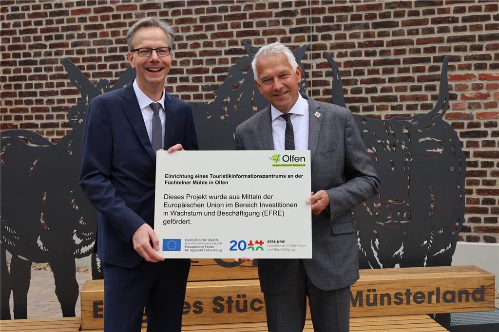 Dr. Ansgar Scheipers (l.) überreicht Wilhelm Sendermann die Förderungstafel.