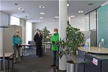 Dr. Antje Münzenmaier und Dieter Niechcial von der Hospizgruppe Selm, Olfen, Nordkirchen freuen sich auf den Umzug in die neuen Räumlichkeiten. Vorher, so hat es Martin Groß (Mitte) von der Sparkasse erklärt, stehen aber noch Umbauarbeiten an.