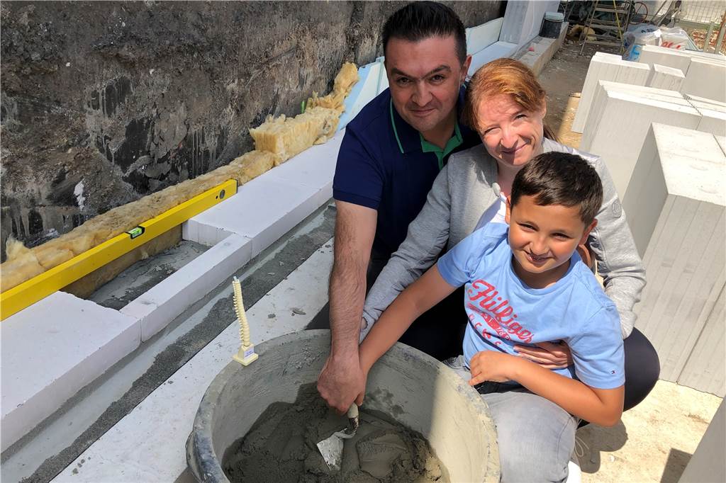 Grundstein für Orthopädisches Facharztzentrum am Brackeler Hellweg ist gelegt Dr. Ardeshir, Daniela und Noah Ghiassi legten den Grundstein für das neue Facharztzentrum am Brackeler Hellweg.