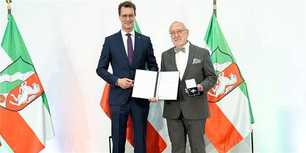 Vredener Dr. Arnulf Lehmköster (71) erhält Landesverdienstorden Dr. Arnulf Lehmköster (r.) erhielt von Ministerpräsident Hendrik Wüst den Verdienstorden des Landes Nordrhein-Westfale.