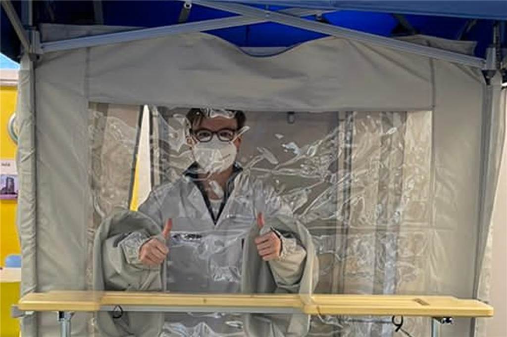 Erste Bilanz zu 3-Euro-Tests in Castrop-Rauxel: „Das war schon etwas rumpelig“ Dr. Benjamin Lieske, Apotheker in der Ickerner Marktapotheke, testet weiterhin aus dem Testzelt heraus.