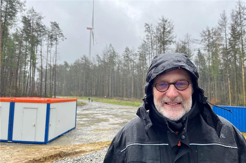 Hohe Sicherheitsvorkehrungen bei Sprengung Dr. Bernhard Klocke am neu gebauten Windrad. Im Hintergrund das Windrad, das gesprengt wird.