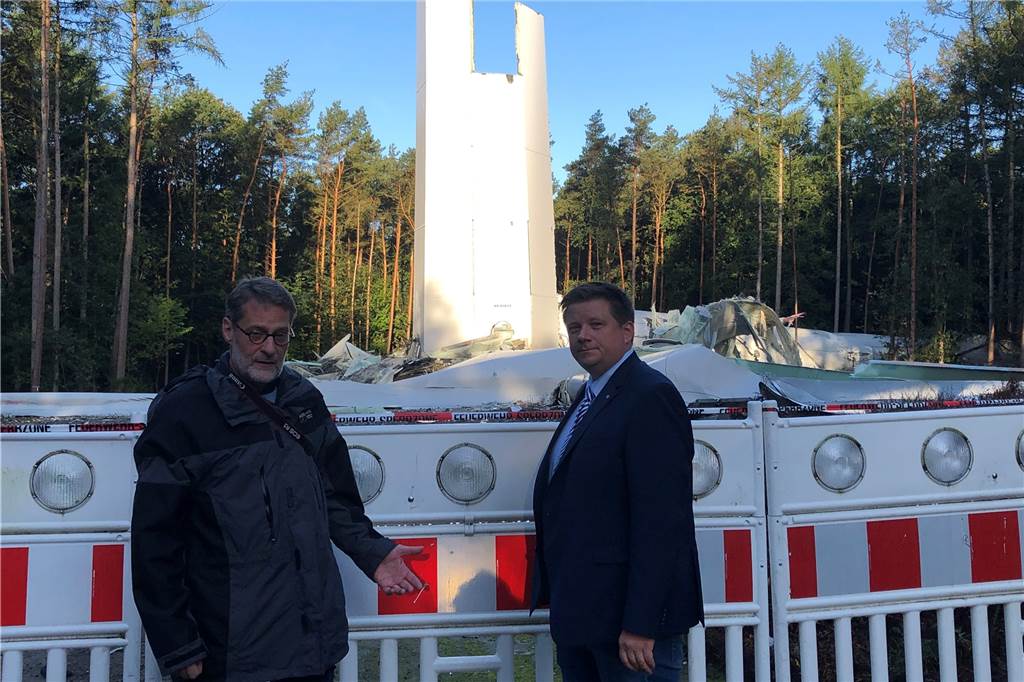Bestürzung nach Windrad-Einsturz in Haltern: „Ein Werk der Zerstörung“ Dr. Bernhard Klocke und Bürgermeister Andreas Stegemann fuhren schon früh zur Unglücksstelle in der Hohen Mark.