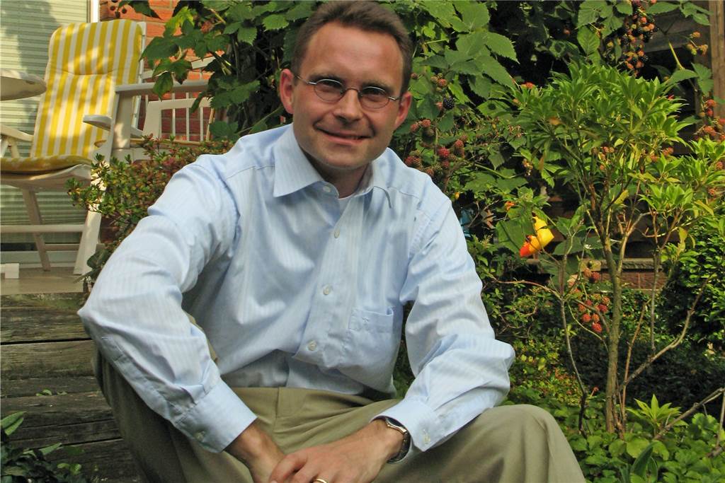 „Vieles hat mich stolz gemacht“: Bürgermeister Risthaus zeigt die Höhepunkte seiner Amtszeit Dr. Bert Risthaus an seinem Lieblingsplatz im heimischen Garten. Das Foto ist vor der Bürgermeisterwahl 2009 entstanden.