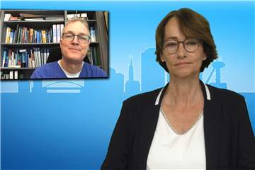 Dr. Berthold Lenfers, Leiter des Corona-Koordinationsteam am Katholischen Krankenhaus Lünen/Werne, im Gespräch mit Redakteurin Magdalene Quiring-Lategahn. 