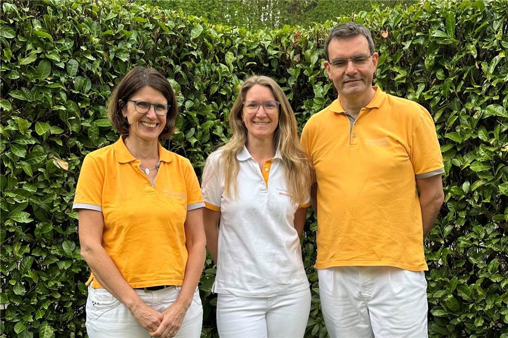 Tierarztpraxis Am Dorney verkauft: Dr. Carola Möhrke nennt die Gründe Drei Tierärzte stehen von einer Hecke in Dortmund-Kley.