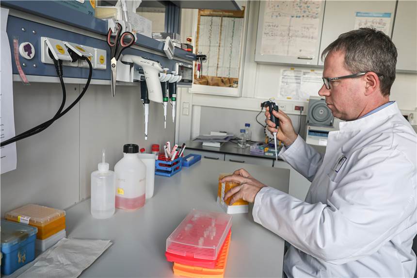 Dortmunder Immunologe Watzl: Booster nicht wegen Omikron verschieben Dr. Carsten Watzl ist Leiter des Forschungsbereichs Immunologie an der TU Dortmund.