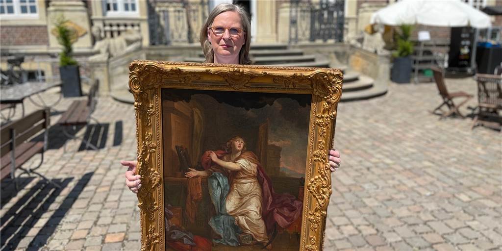 Kunst-Erbin in Nordkirchen: „Bilder gehören ins Schloss und nicht übers Sofa“ Dr. Christa Wördemann-Czyperek im Innenhof des Schlosses Nordkirchen. Sie hat noch ein zweites Bild aus dem Nachlass ihrer Mutter mitgebracht. Vermutlich zeigt es Maria Magdalena.