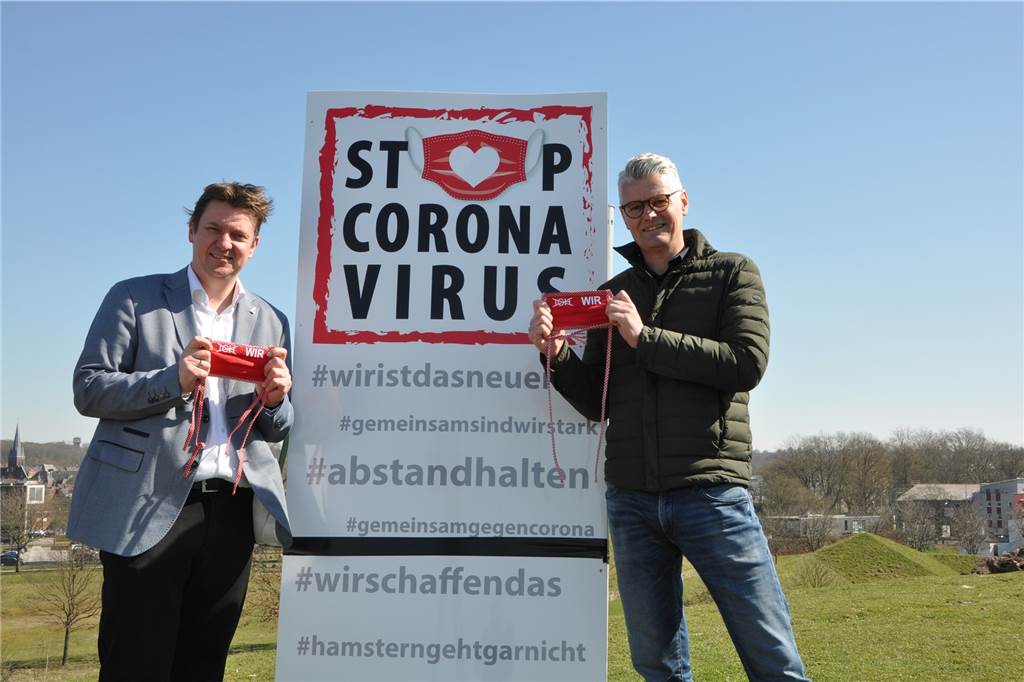Dr. Christian Kühne konnte auch Bürgermeister Rajko Kravanja für seine Kampagne gewinnen. Beide halten das Symbol der Kampagne, die rote Maske hoch.