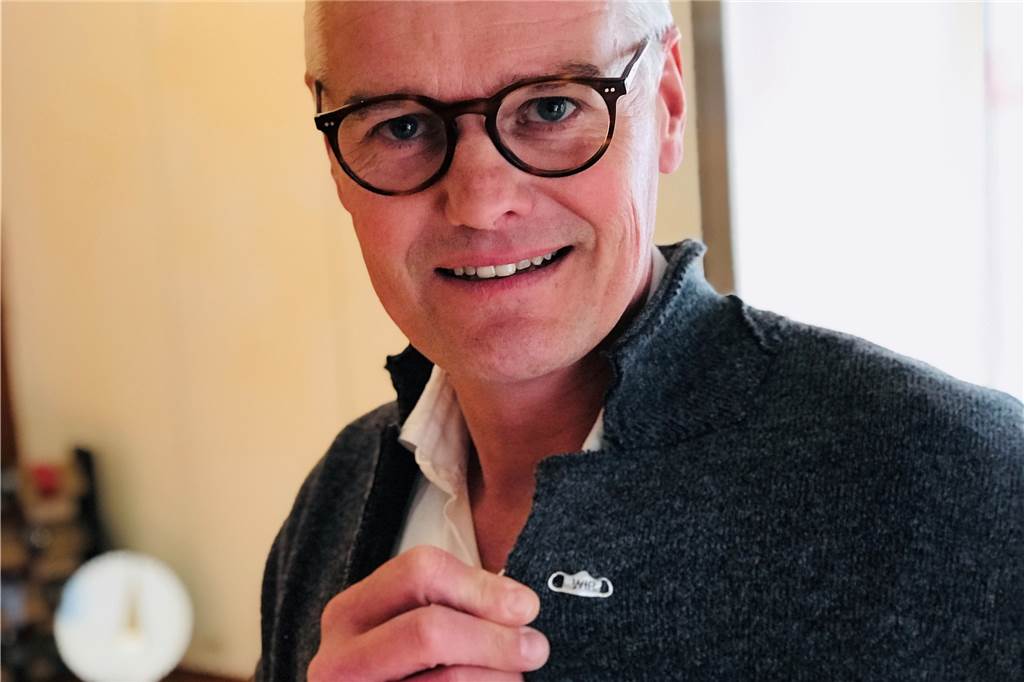 Mini-Mundschutz aus Sterling-Silber wird für den guten Zweck verkauft Dr. Christian Kühne mit einem der Mundschutz-Pins aus Stirling-Silber. Der Erlös aus dem Verkauf kommt komplett der Aktion "Wir ist das neue Ich" zugute.