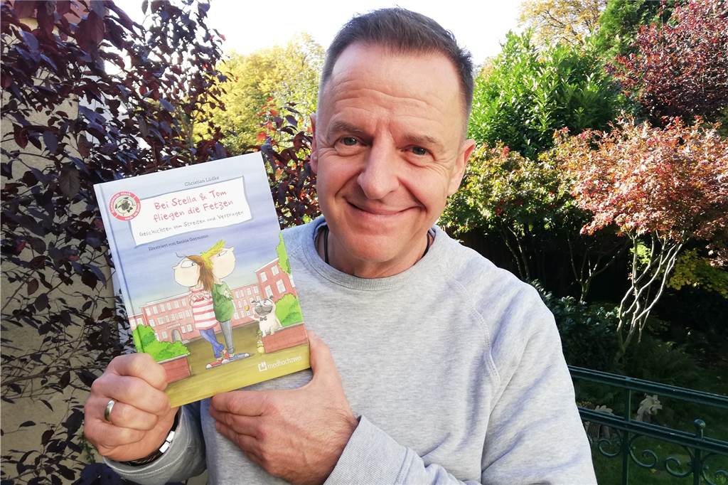 Was tun, wenn in der Familie die Fetzen fliegen? Fünf Tipps von Dr. Christian Lüdke Dr. Christian Lüdke mit seinem neuen Buch „Stella & Tom fliegen die Fetzen“ für Familien mit Kindern zwischen drei und zwölf Jahren.