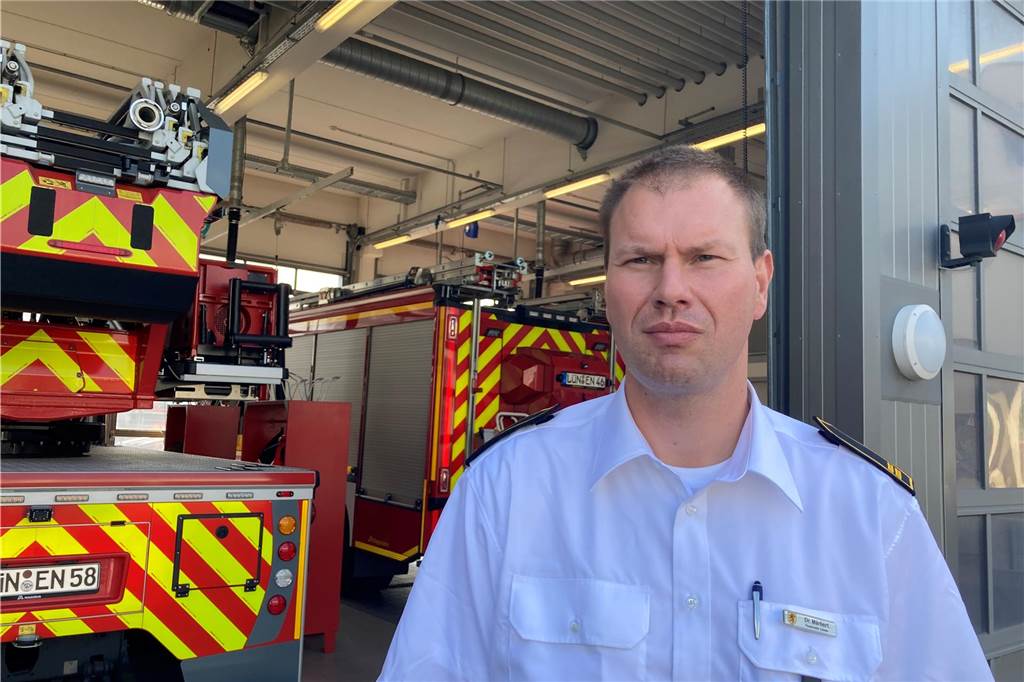 Dr. Christian Märkert, Chef der Lüner Berufsfeuerwehr, vor einem Feuerwehrfahrzeug.