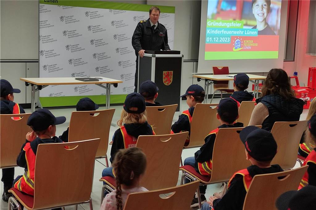 Kinderfeuerwehr gegründet: Kinder feiern in der Rettungswache mit lokaler Prominenz Dr. Christian Märkert, Leiter der Lüner Feuerwehr, moderierte die Gründungsfeier der Kinderfeuerwehr.