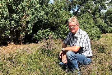 Dr. Christoph Lünterbusch ist Experte für die Wacholderheide in Hörsteloe. Er erklärt, welche seltenen Pflanzenarten und Insekten hier zu finden sind.