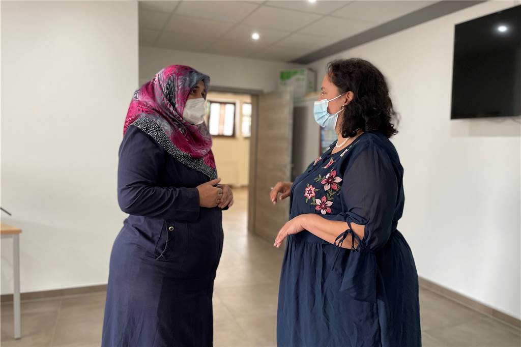 Dortmunder Moscheen wurden zu Impfzentren: „Gott hat mich geschickt“ Dr. Dilek Sahin vom St. Johannes Hospital in Dortmund ist im Impfzentrum der Stadt auf Phoenix-West oft im Einsatz. Nun impfte sie in Moscheen in Hörde (Freitag) und Huckarde. Hier klärt sie Impflinge auf.