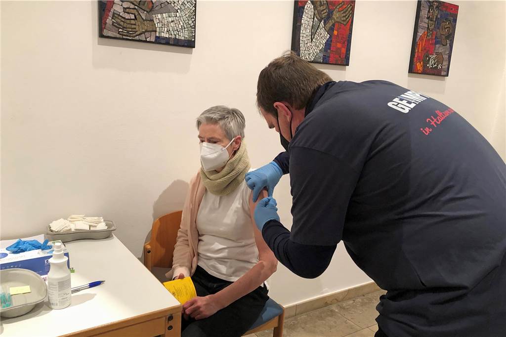 Halterner Hausarzt impft in der Kirche - Patienten sind glücklich Dr. Dirk Heufers, seit 40 Jahren Hausarzt in Lippramsdorf, lud seine Patienten zur Booster-Impfung in die Kirche ein.