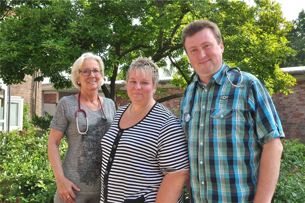 Hausärzte in Dorsten müssen erhöhtes Test-Aufkommen allein schultern Dr. Doris Giek (l.) und Mariusz Schattka (r.), hier auf einem Archivbild aus 2018, machen in ihrer Gemeinschaftspraxis seit Beginn der Pandemie Corona-Tests bei ihren eigenen Patienten. Unbegrenzt neue Patienten zu testen, ist nicht möglich, darunter würde der Regelbetrieb zu stark leiden.