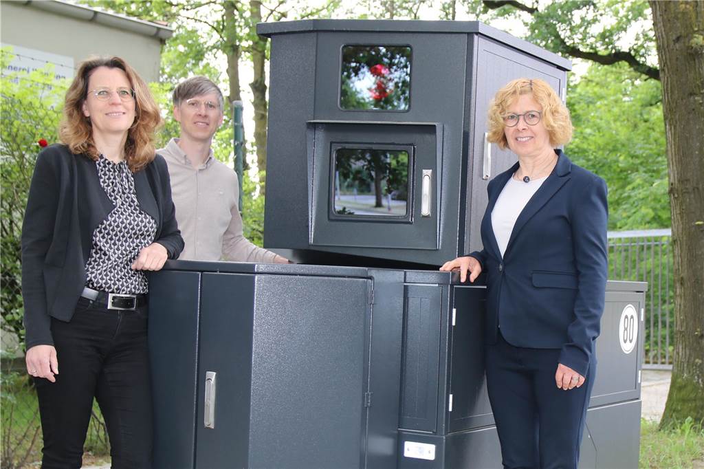 Mitarbeiterinnen und Mitarbeiter des Kreises mit der neuen Geschwindigkeitsüberwachungsanlage