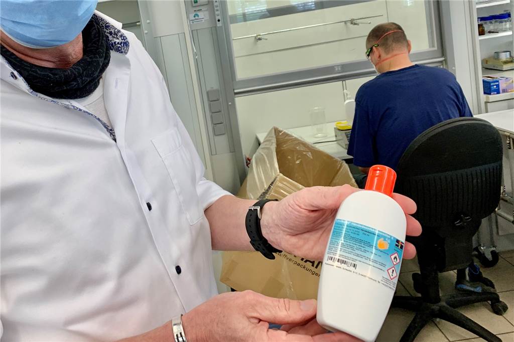 Dortmunder Weltfirma produziert seit Corona Handdesinfektionsmittel Dr. Elmar Grabert mit einem der Desinfektionsmittel-Fläschchen