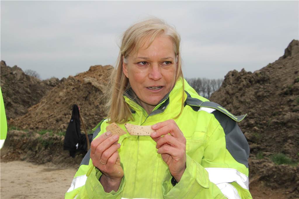 Ausgrabungen in Bellingholz-Süd: Ergebnisse werden vorgestellt Dr. Eva Cichy zeigt eine Scherbe, die sich zeitlich genau datieren lässt. Diese Verzierung der Keramik kam nur in einem kleinen Zeitfenster vor: etwa zwischen 875 und 900 nach Christus - in der Zeit des Frühmittelalters.