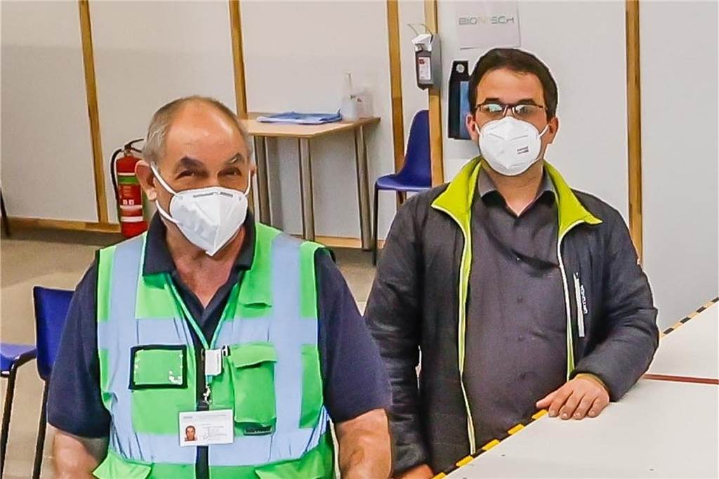 Corona-Impfungen: Dortmunder Apotheker gewinnen immer mehr an Bedeutung Dr. Felix Tenbieg (r.) gehört als Apotheker zum Leitungsteam des Dortmunder Impfzentrums auf Phoenix-West - hier gemeinsam mit Dr. med. Sükrü Bakir, dem stellvertretenden Ärztlichen Leiter des Impfzentrums.