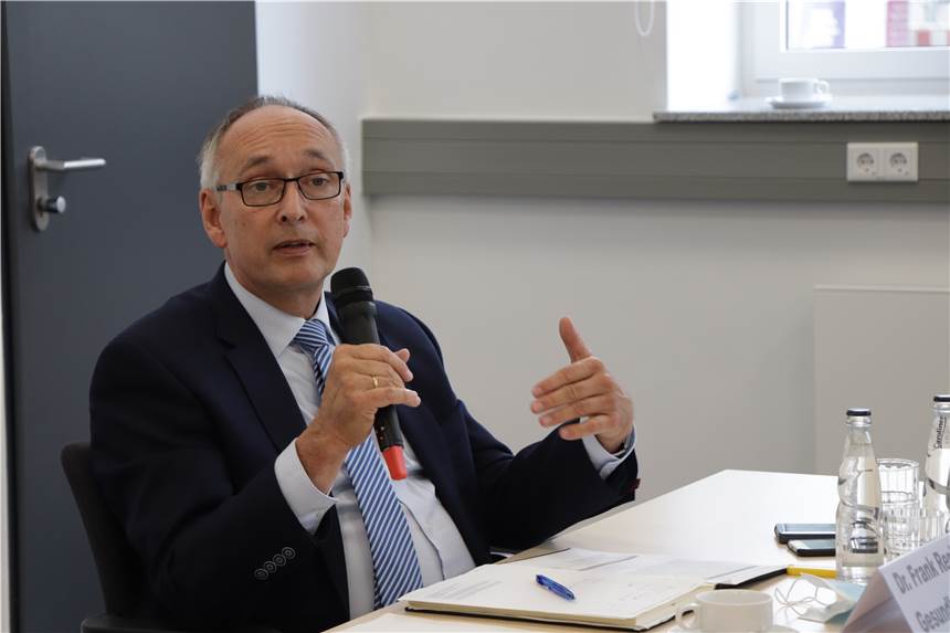 Gesundheitsamts-Chef bietet Fragestunde zur Impfung im Live-Stream an Dr. Frank Renken - hier bei einer Pressekonferenz - wird in einem Live-Stream Fragen zur Corona-Lage und zu den Impfungen beantworten.