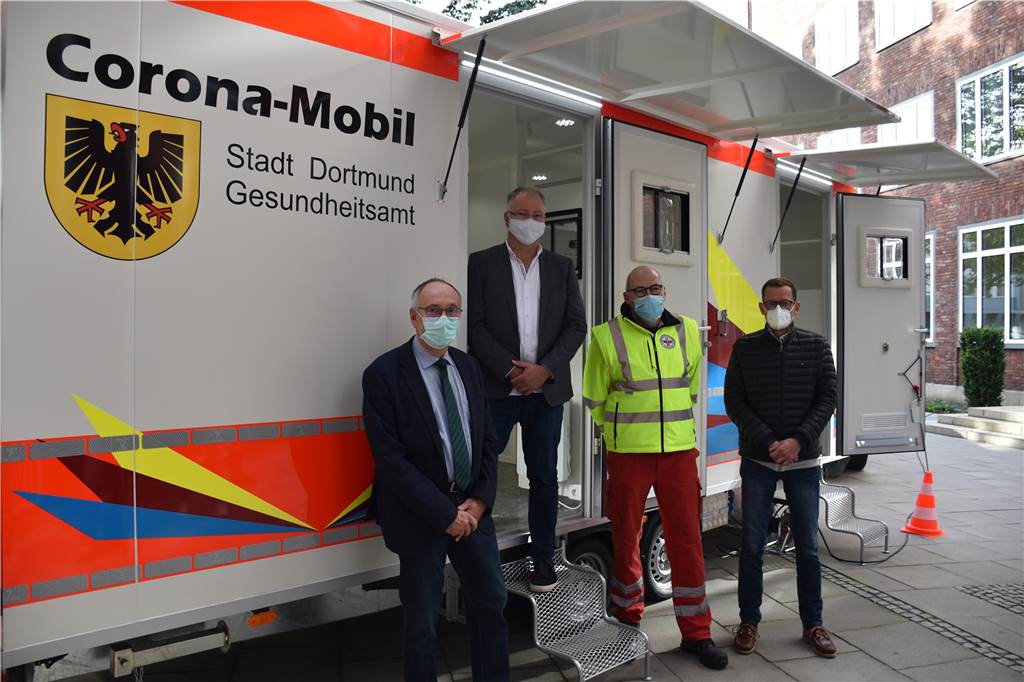 Neues Corona-Mobil: „In der Umgebung gibt es nichts Vergleichbares“ Dr. Frank Renken, Peter Schroeter, Peter Hill und Rötger Dahm präsentieren das für die Region einzigartige Corona-Mobil.