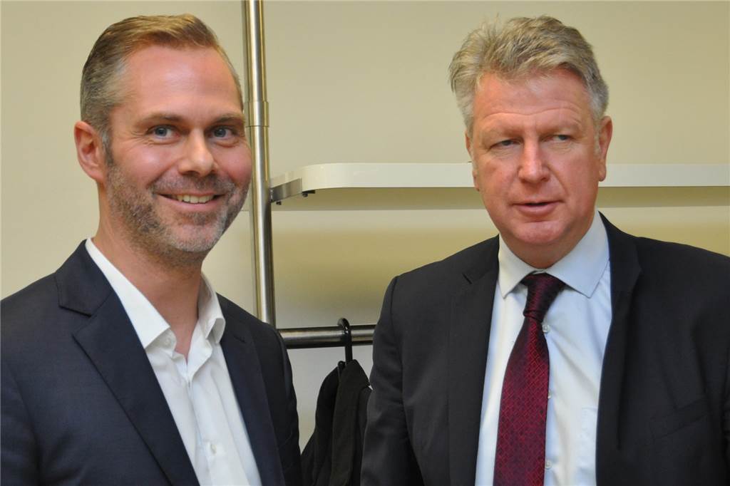 Jens Spahn informiert sich bei Legdener Ärzten über die elektronische Fallakte Dr. Georg Diedrich (l.), Geschäftsbereichsleiter IT, und Thomas Müller, Vorstand Kassenärztliche Vereinigung Westfalen-Lippe, kamen am Dienstag nach Legden.