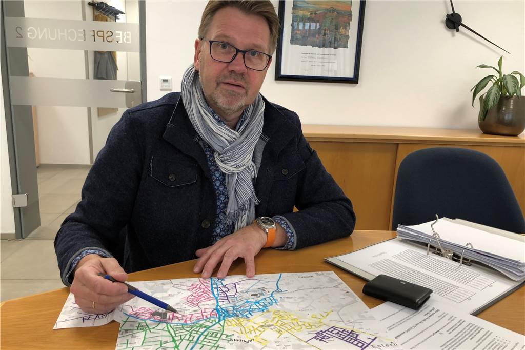 Dr. Georg Grüber, Geschäftsführer der Firma Stenau-Entsorgung mit dem Plan der veränderten Abfuhrbezirke in Stadtlohn.