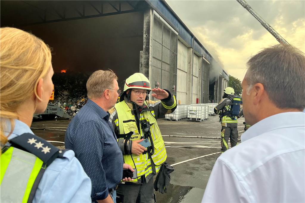 Stenau prüft Brandschutz: Müllbrand war nicht das erste Feuer in der Halle Dr. Georg Grüber und Dirk Honekamp