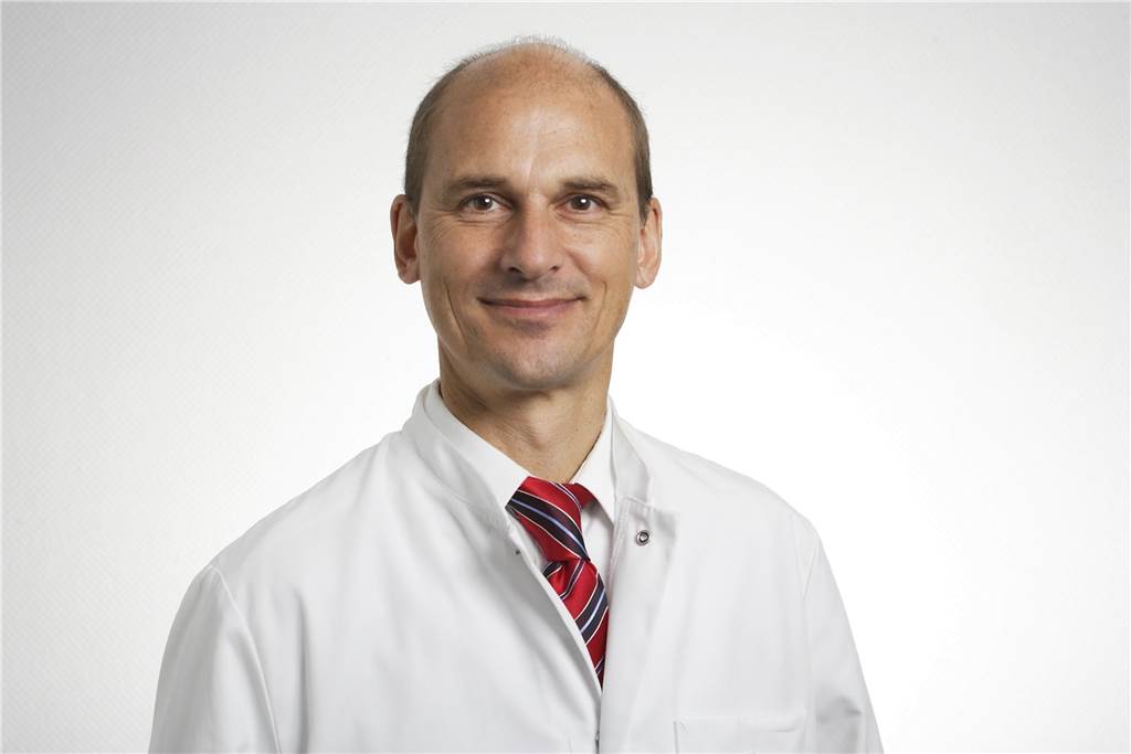Schweiß, Schreie, Flüssigkeiten: So beeinflusst Corona die Geburt Dr. Georg Kunz, Chefarzt für die Klinik für Gynäkologie und Geburtshilfe am St.-Johannes-Hospital