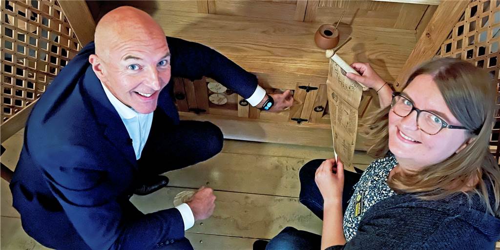 Escape Room am Römermuseum eröffnet: Wir durften die neue Attraktion testen Dr. Georg Lunemann, Direktor des Landschaftsverbandes Westfalen-Lippe, und Noemi Sandmann vom Team Adventurebox Münster vor einem Rätsel an einem originalgetreuen römischen Schrank