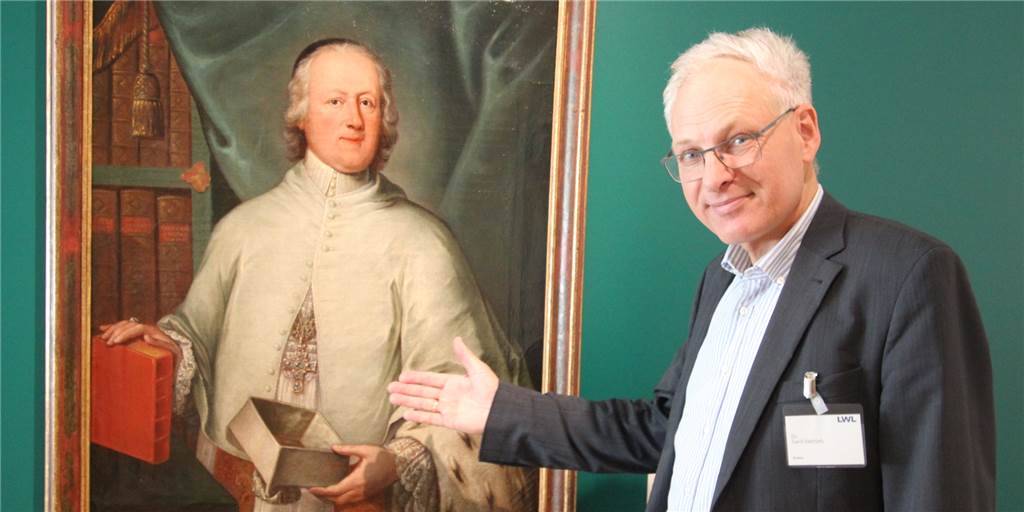 Dr. Gerd Dethlefs ist Kurator der Ausstellung „Barbarossa. Das Vermächtnis von Cappenberg" im Schloss Cappenberg. Er zeigt anhand eines barocken Gemäldes das, was fehlt: das Reliquienkreuz.