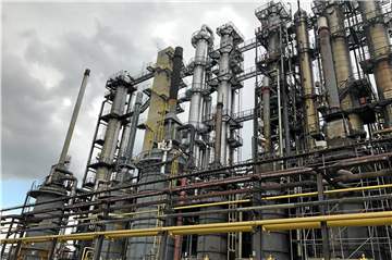 Teerdestillation findet in diesen hohen Türmen statt, die stilgebend für Rütgers sind: Diese Bauwerke des Chemiewerks in Rauxel kennt in der Stadt jeder. Jetzt schickt das Unternehmen einen Großteil seiner Mitarbeiter Corona-bedingt in Kurzarbeit. 