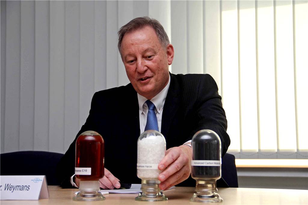 100 Mitarbeiter des Chemiewerks Rütgers in Rauxel sollen sich neue Jobs suchen Dr. Günther Weymans, Chief Operating Officer und Managing Director der Rain Carbon GmbH, der das Rütgers-Werk in Rauxel angehört. Dieses Foto entstand, als er im März die Pläne für die Großinvestition vorstellte, um wasserklare Harze, im Kolben in der Mitte zu sehen, zu gewinnen.
