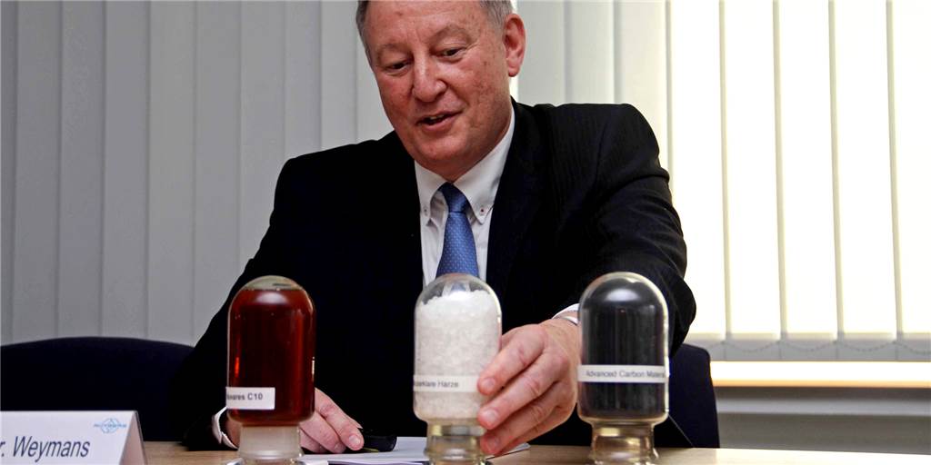 Rütgers-Plan für Castrop-Rauxel zeigt: Die Einschläge kommen näher Dr. Guenther Weymans war 2017 COO bei Rain Carbon in Castrop-Rauxel, als er zeigte, wie wasserklare Harze aussehen (Mitte). Die Anlage, die das Produkt aus anderen Stoffen extrahiert, ist nun abgeschaltet.