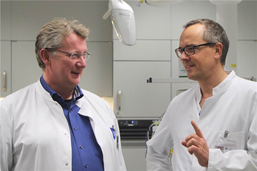 Also soll ich gar keine Patientenverfügung aufsetzen, Herr Dr. Böhner? Dr. Hinrich Böhner (l.): „Wir können das Wollen des Patienten nicht in jeder Notsituation beurteilen.“