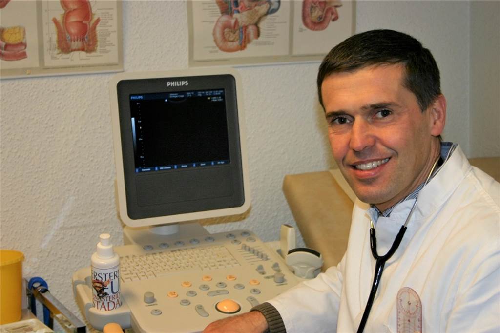 Dr. Holger Knapp 1998 bei der Arbeit in seiner Praxis in Ickern, damals noch nicht im Neubau.