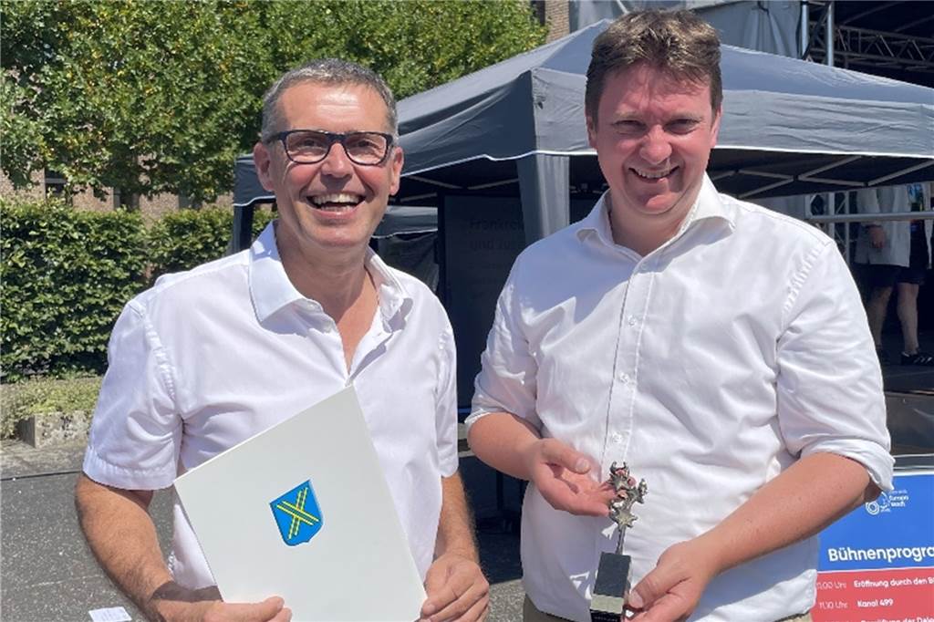 Dr. Holger Knapp erhält aus den Händen von Bürgermeister Rajko Kravanja einen Ehrenpreis.