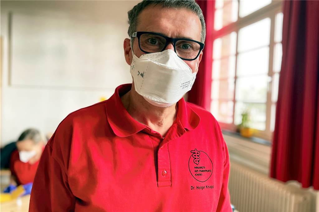 Erster Hausarzt sagt: Ich könnte morgen in meiner Praxis gegen Corona impfen Dr. Holger Knapp ist Hausarzt in Ickern. Schon seit Wochen beteiligt er sich an der Impfkampagne gegen Corona, war im Impfzentrum und in Pflegeheimen aktiv und impfte nun in der Grundschule am Ickerner Marktplatz das Personal.