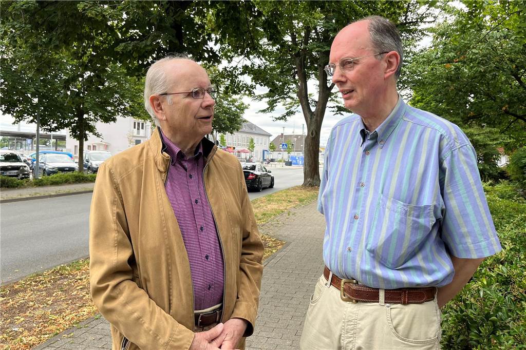 Sorge vor mehr Verkehr am Bahnhof: Politiker weisen Bedenken ab Dr. Horstfried Masthoff und Bernhard von Pikarski vor dem Bahnhof
