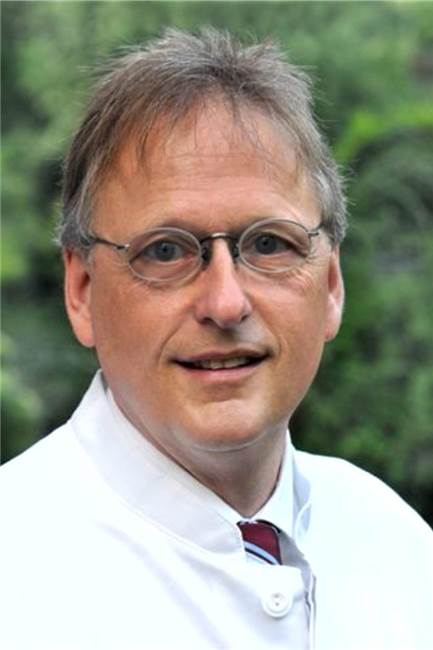 Dr. Jan Bernd Böckenförde, Chefarzt der Klinik für Innere Medizin, Fachbereich Kardiologie und internististische Intensivmedizin im St.-Elisabeth-Krankenhaus Dorsten (KKRN), betreut Dieter Landau lange Jahre und freut sich mit ihm über die gelungene Herztransplantation.
