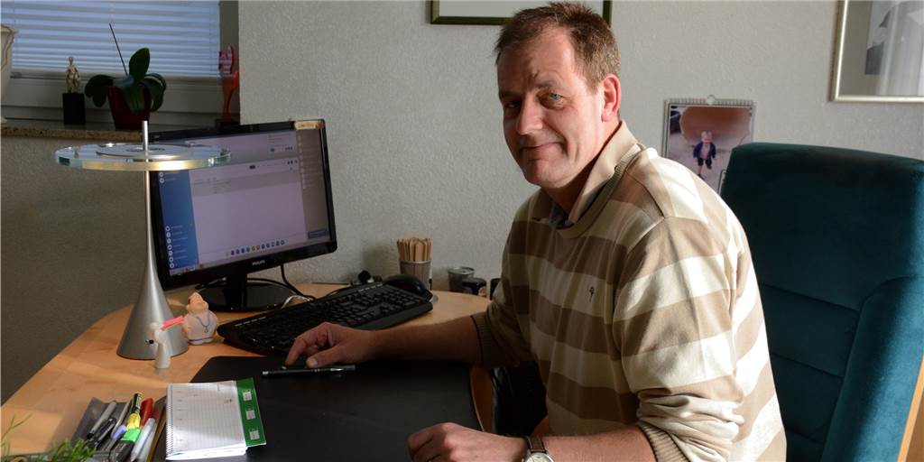 „Heftigere Verläufe“: Dorstener Arzt Jan-Gerrit Voigt rät zur raschen Grippe-Impfung Dr. med. Jan-Gerrit Voigt sitzt an einem Schreibtisch.