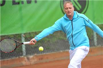 Dr. Jens Brinkhoff, Sportwart des TC BW Castrop 06, kommt in seinem Herren-30-Team nicht zum Zuge, weil es in der Übergangssaison 2020 nicht antritt. Brinkhoff hofft jetzt auf Einsätze in der Herren-Mannschaft des TC06.