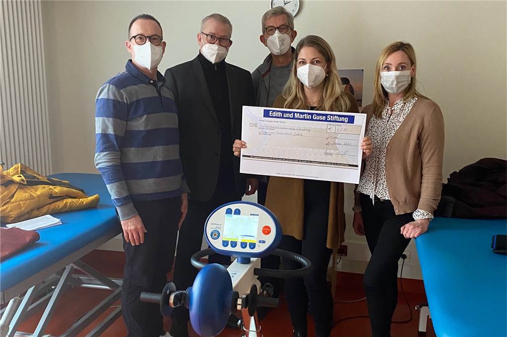 Eisbär-Skulpturen und ein Trainingsgerät für langzeitbeatmete Kinder in Datteln Dr. Jens Möller, Gerhard Knüpp, Lothar Pott von der Guse-Stiftung sowie Laura Konerding (Leitung ASH) und Tanja Praca vom Verein Hilfe für Kinder zeigen das "Motomed".