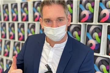 Dr. Jerome Biehle (Leiter der Gesamtschule Olfen) nimmt mit seinem Team Anmeldungen für das nächste Schuljahr entgegen.