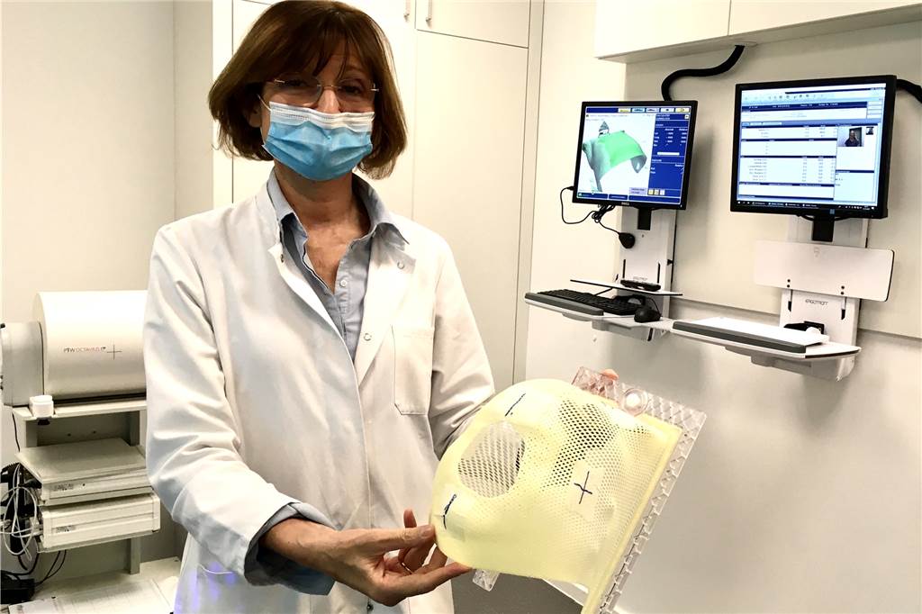 Neues Präzisionswunder schont Tumor-Patienten bei der Bestrahlung Dr. Karin Strehl, Leiterin der Strahlentherapie am MVZ, mit einer Maske, wie sie bei Bestrahlungen im Bereich des Gesichts eingesetzt wird
